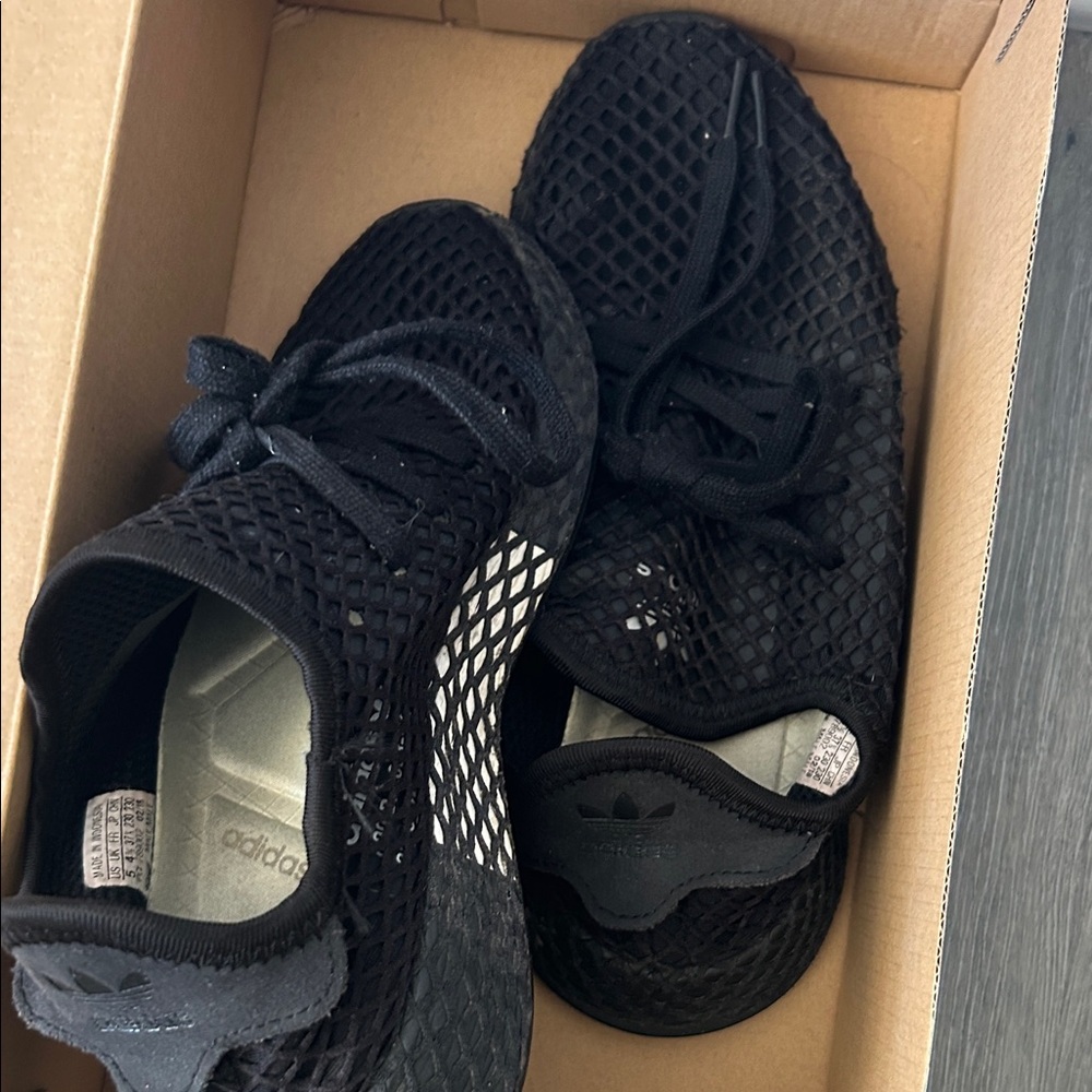Adidas deerupt runner j Women's Black and White Mesh Sneakers